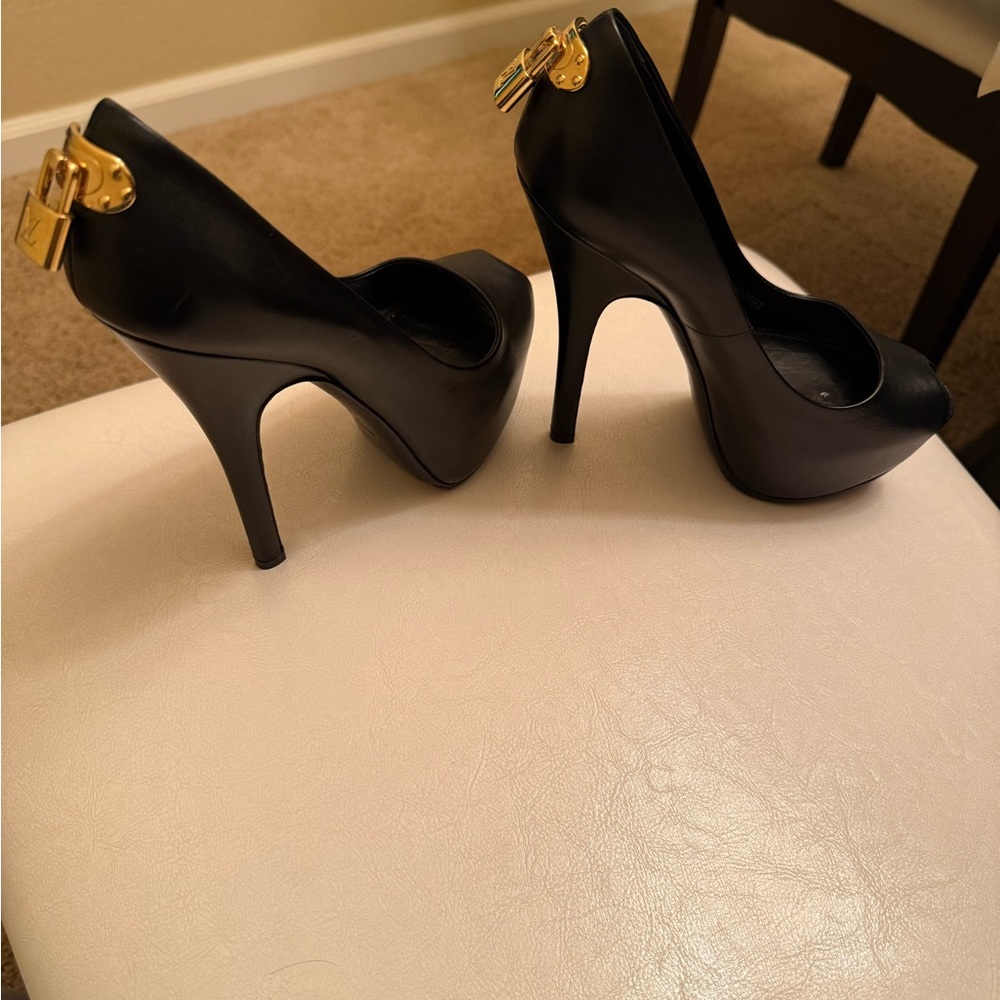 Louis Vuitton Elegant Black Heels with Gold Accent - Picture 3 of 5
